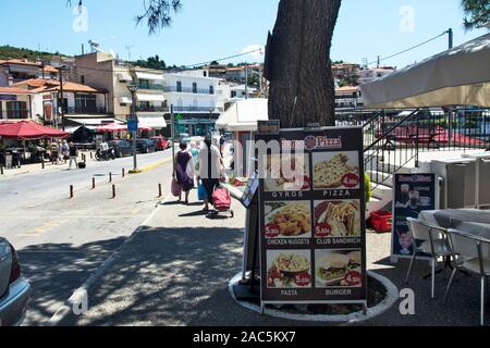 Neos Marmaras, Grecia, 30 maggio 2019. Bella e tranquilla strada costiera e le attrezzature che si trovano nella stessa. Foto Stock