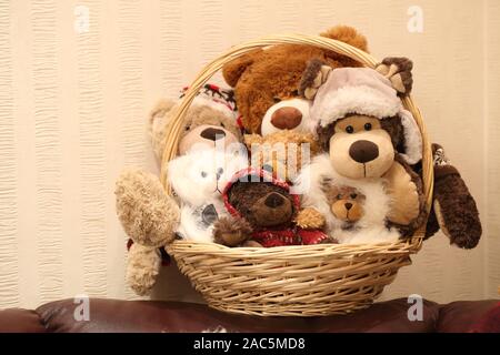 I giocattoli di peluche in un cesto di vimini Foto Stock