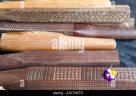 Una vista ravvicinata di legno intagliato fruste utilizzato per rendere kapa (o tapa) panno, Big Island. Foto Stock