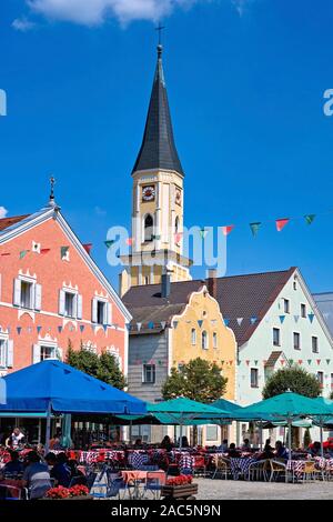 Ascensione di Maria la chiesa parrocchiale da Ludwigstrasse road, Kelheim, Bassa Baviera, Baviera, Germania, Europa, 31. Luglio 2008 Foto Stock