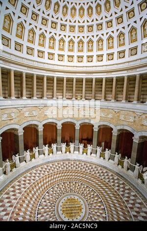 Vista interna della Befreiungshalle, liberazione Hall, con statue in marmo delle dee della vittoria, Michelsberg, Kelheim, Alta Baviera, Baviera, germe Foto Stock