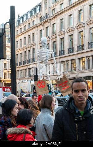 Venerdì nero shopping, Londra, estinzione della ribellione protesta Foto Stock