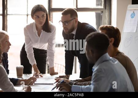 Successo femmina giovane team leader in ascolto ai colleghi di lavoro le idee. Foto Stock