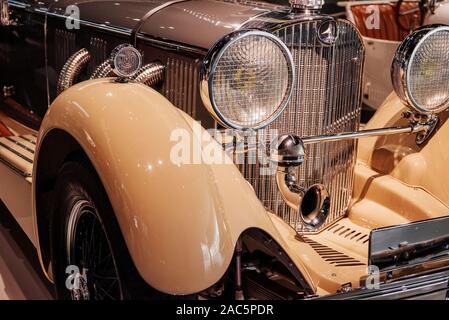 STUTTGART, Germania - 16 ottobre 2018: Museo Mercedes. Pitturate in color crema veicolo. Vista laterale anteriore di una parte dell'argentato di colore giallo con auto Foto Stock