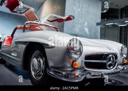 STUTTGART, Germania - 16 ottobre 2018: Museo Mercedes. Automobile storico. Bianco veicolo retrò con salone rosso e ha aperto le porte in piedi alla macchina Foto Stock
