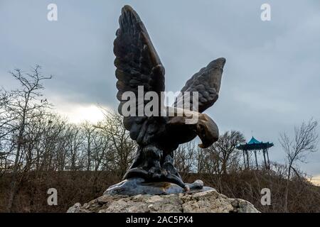 Eagle statua in emblema piacere Resort in Pyatigorsk città, Caucaso del Nord, Russia. Foto Stock