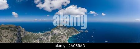 Antenna fuco vista panoramica di Anacapri e a sud dell'isola di Capri con i faraglioni nel Mar Tirreno Foto Stock