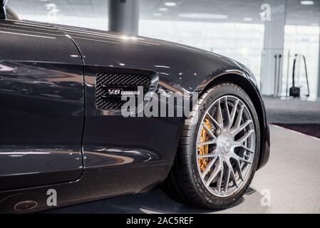 STUTTGART, Germania - 16 ottobre 2018: Museo Mercedes. Lato del nero auto moderne. Ruota a destra con i freni di giallo. Parcheggiato in ambienti interni Foto Stock