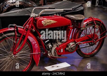 SINSHEIM, Germania - 16 ottobre 2018: Technik Museum. Vista laterale. Red moto parcheggiata sul riquadro nero al salone del veicolo Foto Stock