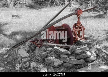 Una vecchia pompa acqua usata per irrigare i campi dell'isola di Naxos, Grecia Foto Stock