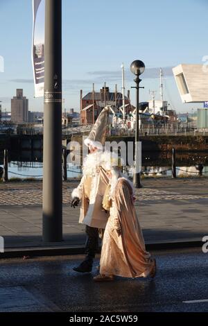 Liverpool, Regno Unito. Il 1 dicembre 2019. Migliaia di guide di scorrimento in rosso e blu Santa adatta per partecipare all'annuale 5km Santa Dash. Credito: Ken Biggs/Alamy Live News. Foto Stock