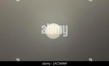 Glasgow, Scotland, Regno Unito. 1 dicembre, 2019. Meteo REGNO UNITO: Freddo dicembre meteo durante la notte dal cielo terso vide una fitta nebbia di congelamento haze sopra la città. Credito: gerard ferry/Alamy Live News Foto Stock