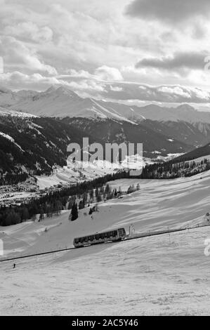 Sport invernale sulle Alpi svizzere: Il Davos-Parsenn funivia rigidi fino alla montagna Foto Stock