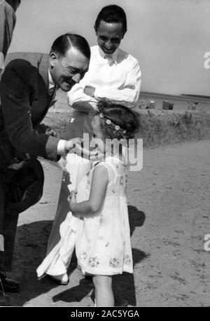 Adolf Hitler e Helga Goebbels Foto Stock