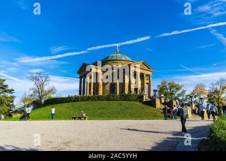 Stoccarda, Germania, 20 ottobre 2019, il famoso mausoleo di stuttgart rotenberg, una attrazione turistica con molte persone al tramonto Foto Stock