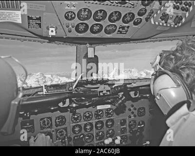 Alpi svizzere: DC-10 volo intorno al Cervino e oltre le Alpi svizzere nel canton Vallese Foto Stock