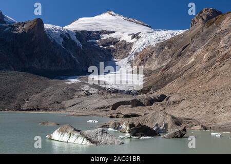 Glocknergruppe massiccio alpino. Johannisberg picco di montagna. Il ghiacciaio Pasterze. Proglacial lake. Alpi austriache. L'Europa. Foto Stock