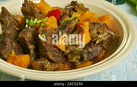 Guyanese, Pepperpot, spezzatino di carne, cucina Caraibica, tradizionali piatti assortiti, vista dall'alto. Foto Stock