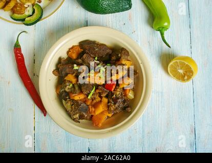 Guyanese, Pepperpot, spezzatino di carne, cucina Caraibica, tradizionali piatti assortiti, vista dall'alto. Foto Stock