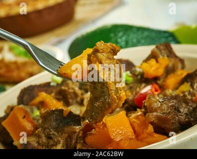 Guyanese, Pepperpot, spezzatino di carne, cucina Caraibica, tradizionali piatti assortiti, vista dall'alto. Foto Stock
