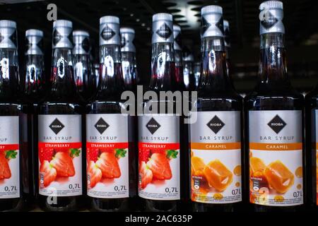 Tyumen, Russia-November 05, 2019: sciroppo per cocktail Rioba nell'ipermercato metro cash and carry Foto Stock