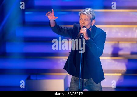 Suhl, Germania. 30 Novembre, 2019. Matthias Reim nell'esecuzione in Adventsfest der 100.000 Lichter programma su ARD. Credito: Michael Reichel/dpa/Alamy Live News Foto Stock