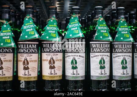 Tyumen, Russia-November 05, 2019: William Lawson di bere whisky bottiglie in vendita in metro hypermarket memorizza Foto Stock
