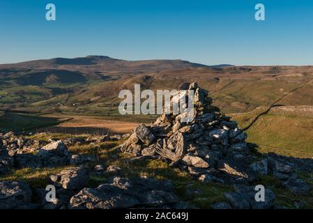 Ingleborough da cairn sulla cicatrice Smearsett. Yorkshire Dales Foto Stock