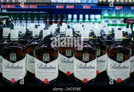 Tyumen, Russia-November 05, 2019: whisky Ballantines sulla pietra di marmo dello sfondo.. Ballantines è scotch whisky blended Foto Stock
