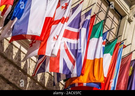 Hofburg ex Palazzo Imperiale. Attualmente la residenza del Presidente Austriaco, display Internazionale delle bandiere, Vienna, Austria Foto Stock