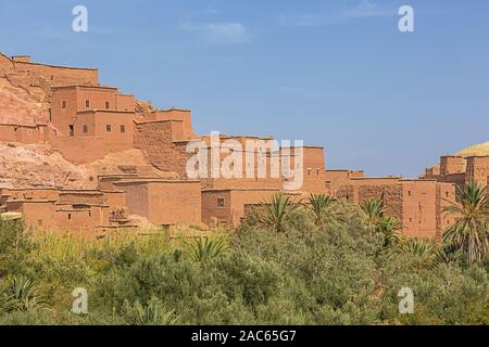 Guardando oltre l'oasi di alcune case tradizionali nel ksar di Ait Benhaddou Foto Stock