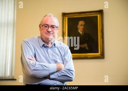 Leader UUP Steve Aiken seduto davanti a un ritratto del Signore Carson presso le sedi di partito, Strandtown Hall di Belfast. Foto di PA. Picture Data: martedì 26 novembre, 2019. Vedere PA storia politica elezione. Foto di credito dovrebbe leggere: Liam McBurney/PA FILO Foto Stock