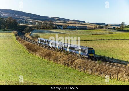 Classe Scotrail 170 DMU treno passeggeri verso Aberdeen appena ad ovest di Gleneagles stazione ferroviari d'epoca da Auchterarter Perth & Kinross Scotland Regno Unito Foto Stock