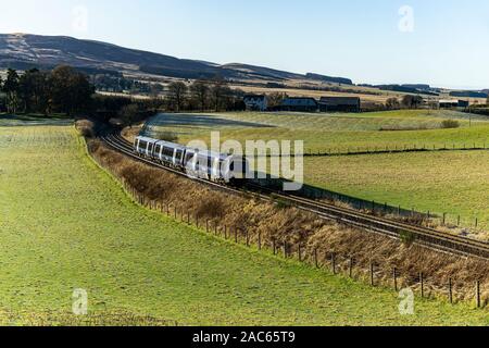 Classe Scotrail 170DMU treni passeggeri in direzione di Glasgow appena ad ovest di Gleneagles stazione ferroviari d'epoca da Auchterarter Perth & Kinross Scotland Regno Unito Foto Stock