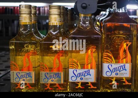 Tyumen, Russia-November 05, 2019: tequila sauza gold, sugli scaffali degli ipermercati metro cash and carry Foto Stock