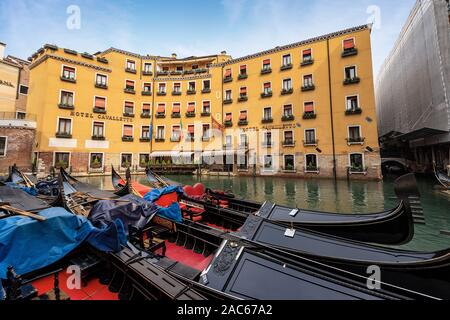 Gondole attraccate di fronte al famoso Hotel Cavalletto, Bacino Orseolo nel centro di Venezia, sito patrimonio mondiale dell'UNESCO, Italia, Europa Foto Stock