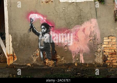 Banksy graffiti, lavoro artistico attribuito al famoso artista di strada, che raffigura un bambino con giubbotto di salvataggio e il segnale a razzo, Venezia, Italia e Europa Foto Stock