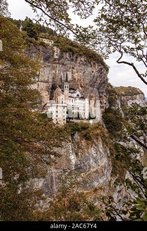 Madonna della Corona, Santuario della Madonna della corona. Costruito sul fianco della montagna (Monte Baldo) che si affacciano sulla valle dell'Adige, Spiazzi village Foto Stock