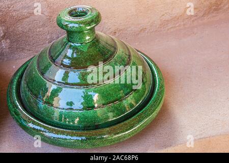 Close up di un tajine verde il ben noto in ceramica di Tamegroute Foto Stock