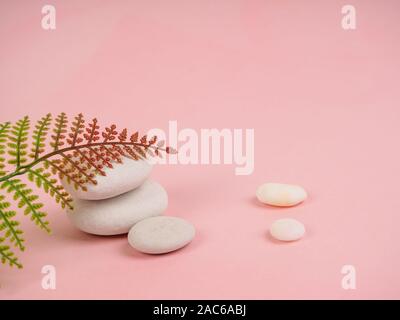 Pila di pietre Zen su sfondo rosa astratto. Relax Still Life con pietre piegate. Zen ciottoli, pietre, Spa-calm scene a vita lenta. Con Foto Stock