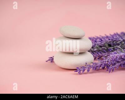 Pila di pietre Zen su sfondo rosa astratto. Relax Still Life con pietre piegate. Zen ciottoli, pietre, Spa-calm scene a vita lenta. Con Foto Stock