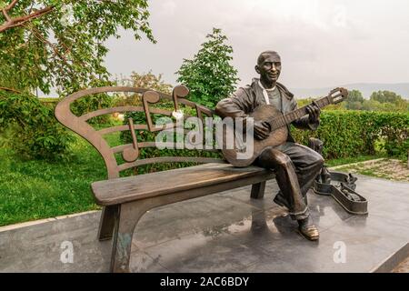 Krasnoyarsk, Russia, Agosto 25, 2019: uomo suonare la chitarra, bench panca per amanti e sposi novelli, street monumento, attrazioni, località per turisti. str Foto Stock