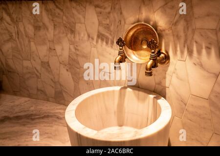 La sua architettura unica di un rubinetto del bagno che soddisfi pienamente le norme in materia di igiene Foto Stock