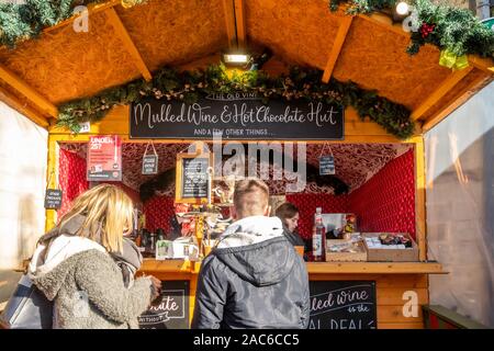 Il Mercatino di Natale a Winchester, Hampshire, Regno Unito - stallo vendita di vino brulé Foto Stock