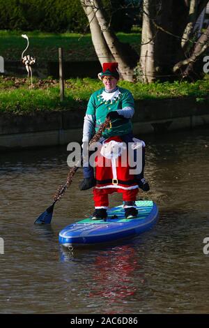 Tonbridge, Kent, Regno Unito. 01 dicembre 2019. Ora è il 9° anno la corsa per il cancro del paddleboard di santa è un evento caritativo iniziato da Jay Manning, un boarder professionista del paddle, che ha tenuto eventi simili in tutto il paese per gli ultimi nove anni. Questa volta l'evento si svolge sul fiume Medway a Tonbridge in Kent con un inizio di 12 ore, i membri del pubblico sono incoraggiati a guardare e donare a questo evento. © Paul Lawrenson 2019. Photo Credit: Paul Lawrenson/Alamy Live News Foto Stock