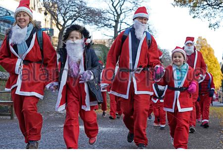 Edimburgo, Scozia, Regno Unito. 1 Dic 2019. La Edinburgh fundraising Santa correre e camminare nella zona ovest di Princes Street Gardens, la raccolta di fondi per i bambini malati per quando si desidera su una stella di carità. Credito: Craig Brown/Alamy Live News Foto Stock