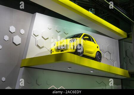 Francoforte, Germania - 20 settembre 2019: giallo EQ SMART fortwo piccola macchina elettrica da MERCEDES-BENZ, IAA International Motor Show Auto fieristico. Foto Stock