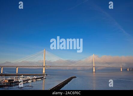 South Queensferry, Edimburgo, Scozia, Regno Unito. Il 1 dicembre 2019. Soleggiato con meno 4 gradi a sunrise ma spessa nebbia in movimento su tre ponti specialmente il South Queensferry attraversando portando una discreta quantità di traffico verso North Queensferry che aveva più spessa nebbia. Foto Stock