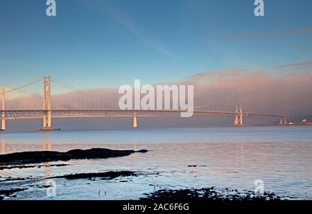 South Queensferry, Edimburgo, Scozia, Regno Unito. Il 1 dicembre 2019. Soleggiato con meno 4 gradi a sunrise ma spessa nebbia in movimento su tre ponti specialmente il South Queensferry attraversando portando una discreta quantità di traffico verso North Queensferry che aveva più spessa nebbia. Foto Stock