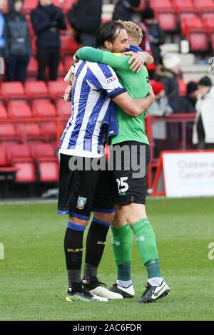 Londra, Regno Unito. 30 Novembre, 2019. Goalscorer Atdhe Nuhiu di Sheffield mercoledì e Sheffield mercoledì il portiere Cameron Dawson festeggiare al fischio finale durante il cielo EFL scommessa match del campionato tra Charlton Athletic e Sheffield Mercoledì presso la valle di Londra, Inghilterra il 30 novembre 2019. Foto di Ken scintille. Solo uso editoriale, è richiesta una licenza per uso commerciale. Nessun uso in scommesse, giochi o un singolo giocatore/club/league pubblicazioni. Credit: UK Sports Pics Ltd/Alamy Live News Foto Stock